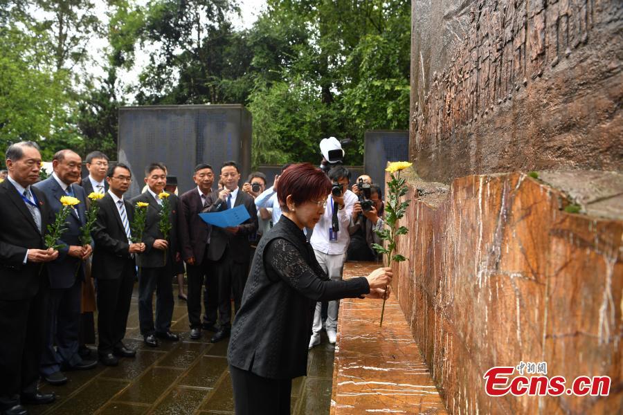 Hung Hsiu-chu, former chairwoman of Kuomintang in Taiwan, leads a delegation to pay homage to deceased soldiers of the Chinese Expeditionary Force who died while fighting the Japanese army in World War II in Myanmar, at a martyrs\' cemetery in Tengchong County, Southwest China\'s Yunnan Province, June 11, 2018. (Photo: China News Service/Liu Ranyang)