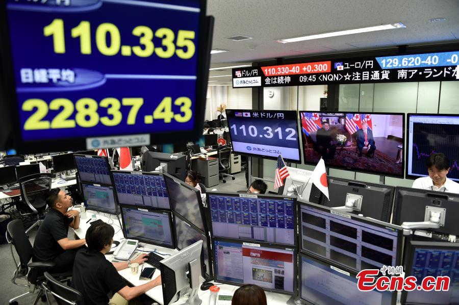 Employees of a foreign exchange trading company work near monitors showing TV program on a summit between U.S. President Donald Trump and the Democratic People\'s Republic of Korea (DPRK) leader Kim Jong Un, in Tokyo, Japan, June 12, 2018. (Photo/Agencies)