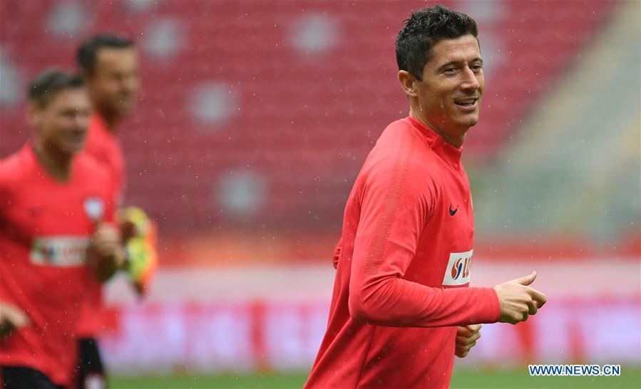 Poland\'s Robert Lewandowski attends a training session ahead of the 2018 Russia World Cup, in Warsaw, Poland, on June 11, 2018. (Xinhua/Maciej Gillert)