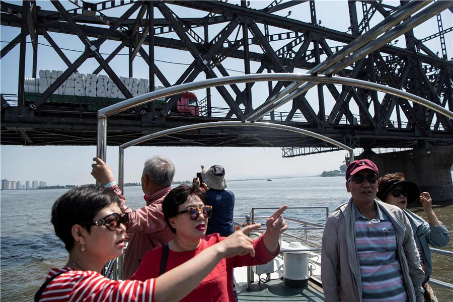 Tourists view the DPRK from the Yalu River in Dandong. (FRED DUFOUR/FOR CHINA DAILY)
Speculation
Zhang added that local people have not reacted to speculation in some parts of China that Dandong could be a future Shenzhen-the city in Guangdong province that was the country\'s first special economic zone. The speculation erupted after Kim announced plans to focus on economic development during a meeting in the DPRK on April 20.
\