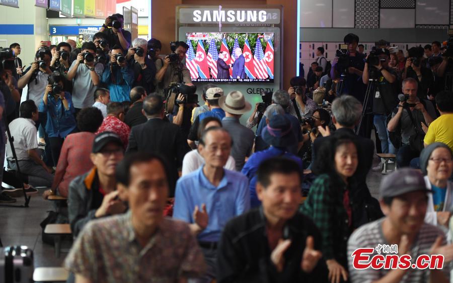 People watch from a shopping mall food court in the Los Angeles neighborhood of Koreatown as Singapore hosts a summit between U.S. President Donald Trump and the Democratic People\'s Republic of Korea (DPRK) leader Kim Jong Un, at a railway station in Seoul, South Korea, 2018. (Photo/Agencies)