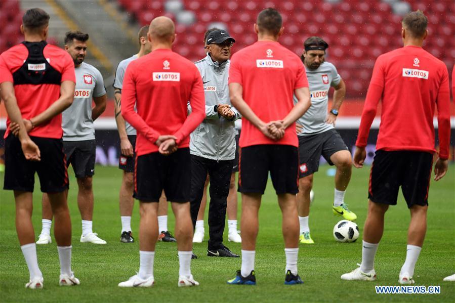 Adam Nawalka (C), head coach of Poland, talks to the players during a training session ahead of the 2018 Russia World Cup, in Warsaw, Poland, on June 11, 2018. (Xinhua/Maciej Gillert)
