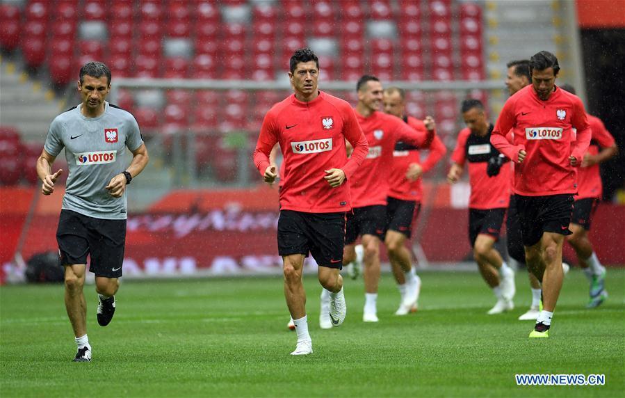 Poland\'s Robert Lewandowski (2nd L) attends a training session ahead of the 2018 Russia World Cup, in Warsaw, Poland, on June 11, 2018. (Xinhua/Maciej Gillert)