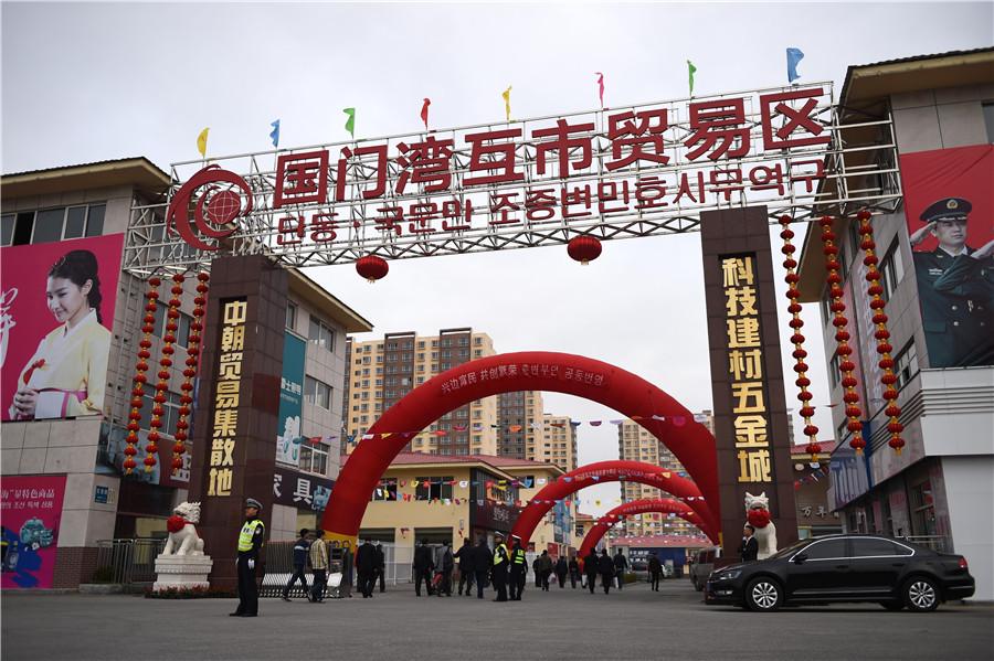 Dandong residents visit the trade zone on October 15, 2015, the day it opened for business. (PAN YULONG/XINHUA)
The good news for Zhou is that DPRK residents rely heavily on small businesses to provide them with all kinds of goods, but the country\'s unstable electricity supply means nonelectrical items are especially popular.
\