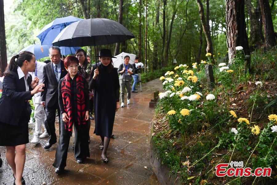 Hung Hsiu-chu (front, C), former chairwoman of Kuomintang in Taiwan, leads a delegation to pay homage to deceased soldiers of the Chinese Expeditionary
Force who died while fighting the Japanese army in World War II in Myanmar, at a martyrs\' cemetery in Tengchong County, Southwest China\'s Yunnan Province, June 11, 2018. (Photo: China News Service/Liu Ranyang)