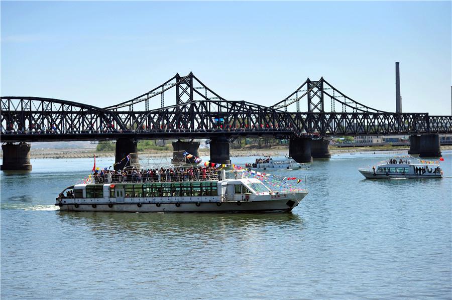 Tourists tour on Yalu River in Dandong, Liaoning province, on May 1. (YU HAIYANG/FOR CHINA DAILY)
Back in Pyongyang, Zhou and his business partners from the DPRK watched a lengthy TV news report about Kim\'s historic meeting with Xi, including footage of a handshake between the smiling leaders that quickly went viral on social media.
\