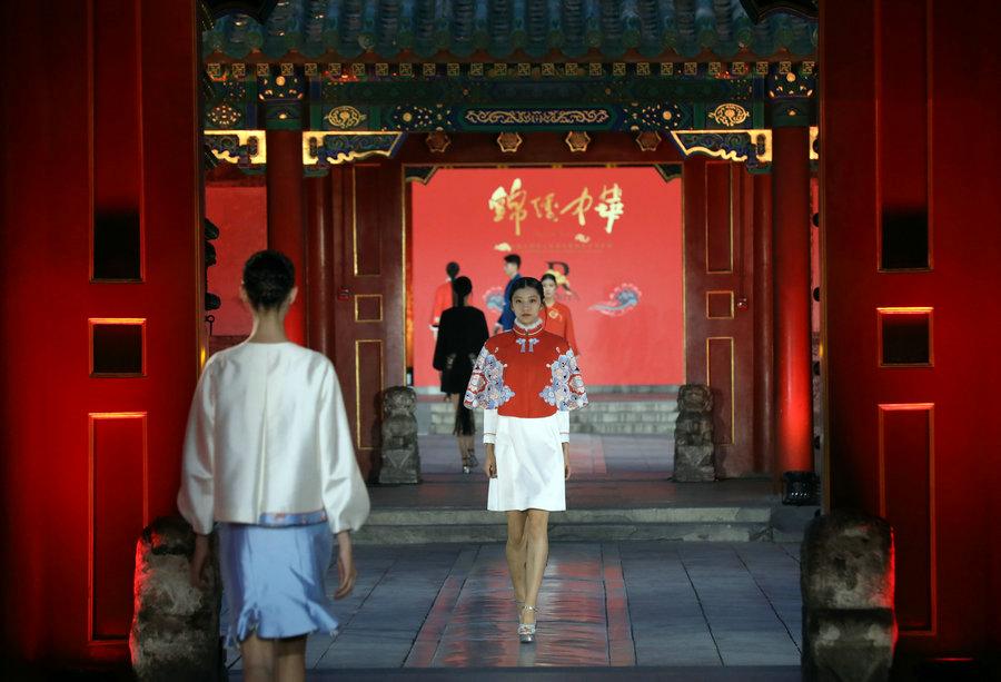 Models present designs by D.Rita at the Prince Kung\'s Mansion in Beijing, June 8, 2018. The runway is a part of \