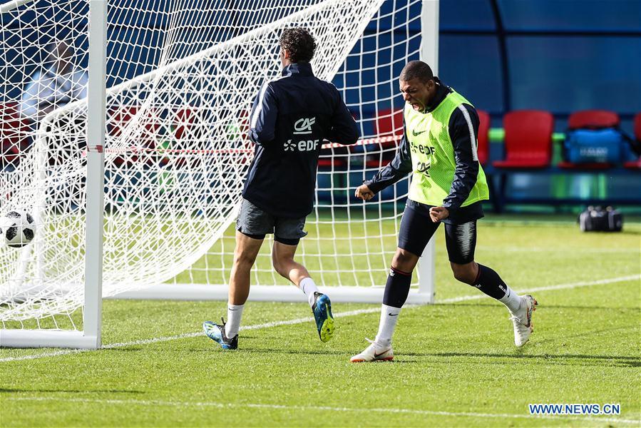 France\'s Kylian Mbappe (R) attends a training session ahead of the Russia 2018 World Cup in Moscow, Russia, June 11, 2018. (Xinhua/Wu Zhuang)
