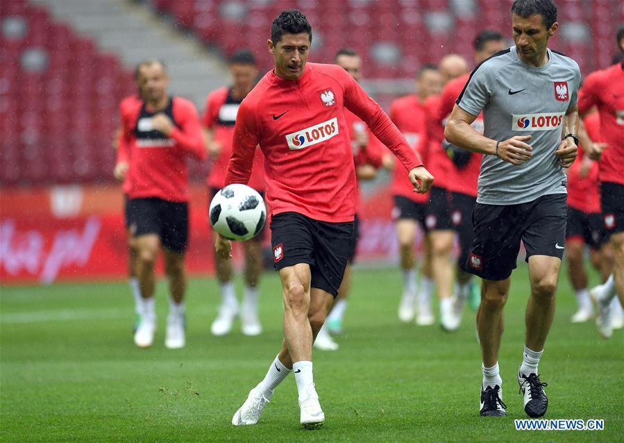 Poland\'s Robert Lewandowski (L Front) attends a training session ahead of the 2018 Russia World Cup, in Warsaw, Poland, on June 11, 2018. (Xinhua/Maciej Gillert)