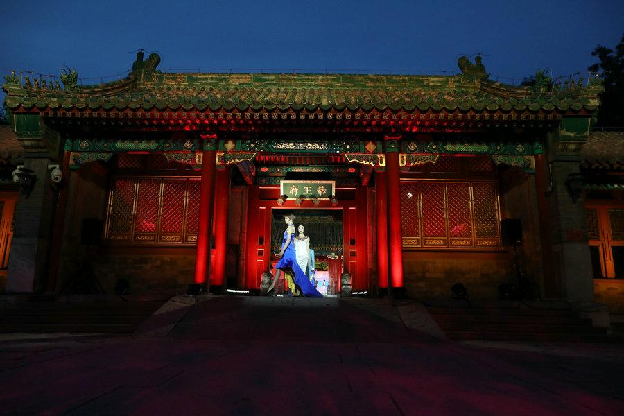 Models present designs by D.Rita at the Prince Kung\'s Mansion in Beijing, June 8, 2018. The runway is a part of \