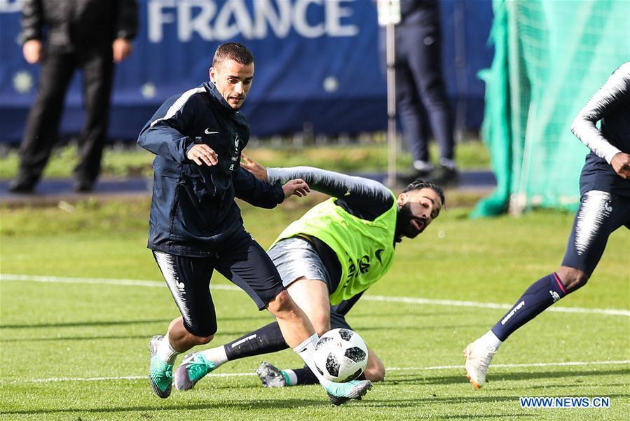 France\'s Antoine Griezmann (L) attends a training session ahead of the Russia 2018 World Cup in Moscow, Russia, June 11, 2018. (Xinhua/Wu Zhuang)