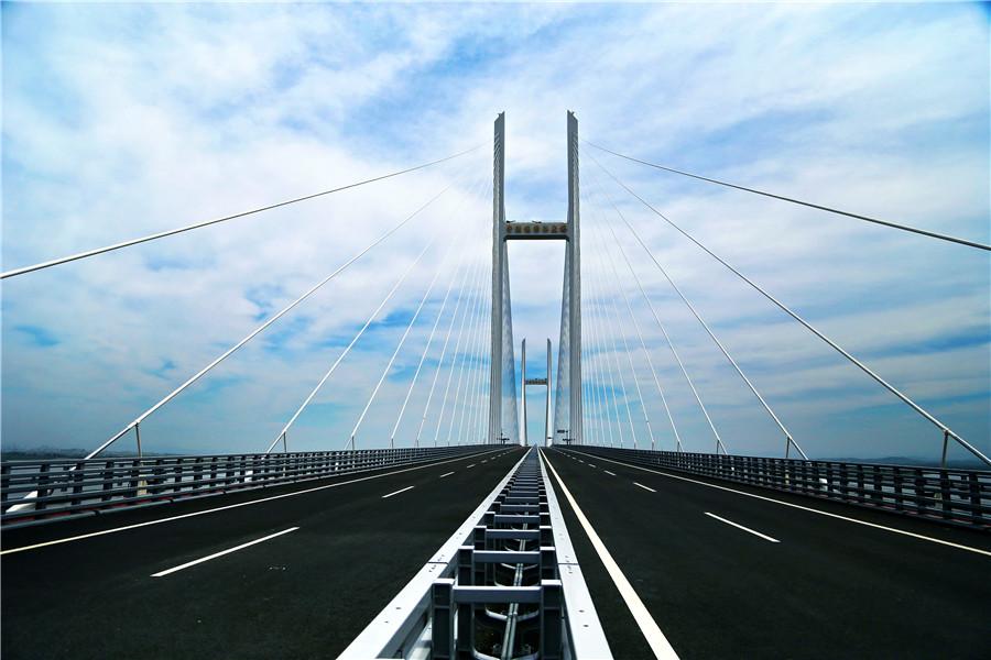 The New China-DPRK Friendship Bridge. (WEN SHAN/FOR CHINA DAILY)
Bridging the gap
To boost cross-border trade, construction of a new crossing, officially called the New China-DPRK Friendship Bridge, started in 2011 and was completed in 2014. However, the new bridge-about 12 km downstream from the old 940-meter-long construction-hasn\'t been put into use because construction of a road to connect it with Sinuiju hasn\'t started yet.
\