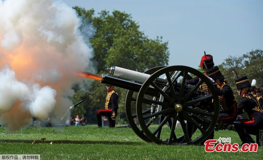 Photo taken on June 11, 2018 shows the King’s Troop Royal Horse Artillery fired a 41-gun salute in Hyde Park, London, to mark Prince Philip\'s 97th birthday. (Photo/Agencies)