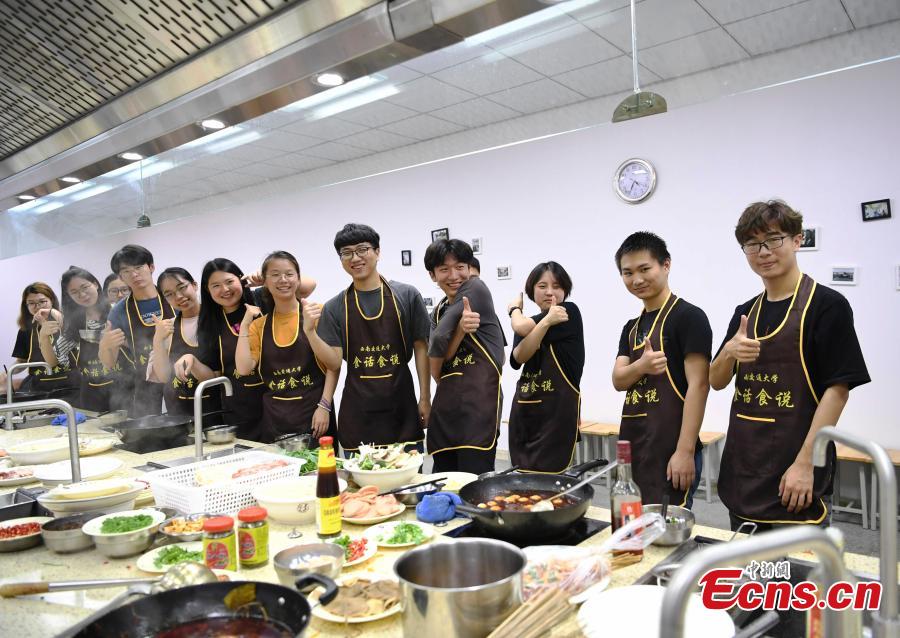 Students learn to cook classical dishes in an elective course at a university in Chengdu City, the capital of Southwest China’s Sichuan Province, June 12, 2018. The two-credit course was supervised by a master chief. (Photo: China News Service/An Yuan)