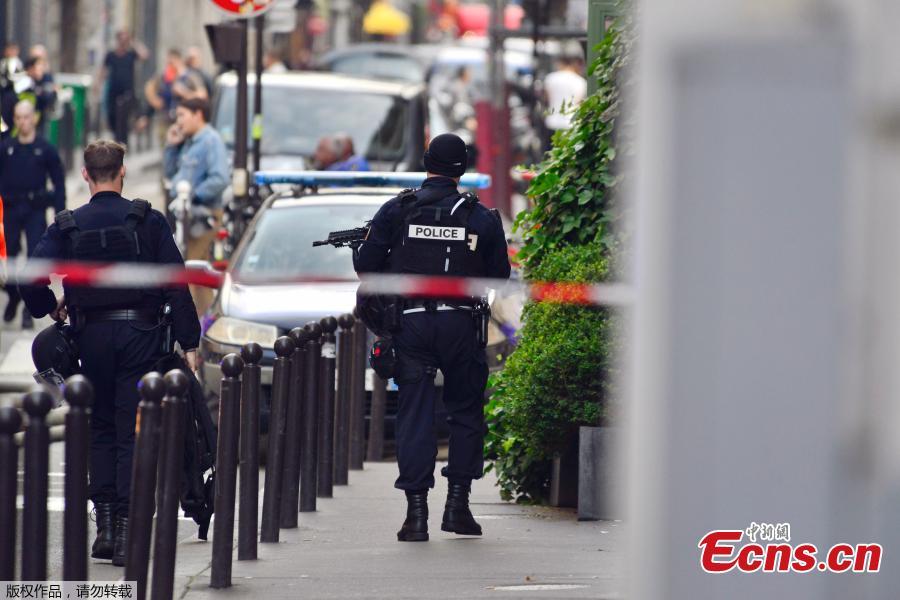 Photo taken on June 12, 2018 shows French police and firemen secure the street as a man has taken people hostage at a business in Paris, France. Police rescued two hostages and arrested a man in central Paris after he demanded to be put in touch with the Iranian Embassy to deliver a message to the French government, authorities said. (Photo: China News Service/Long Jianwu)