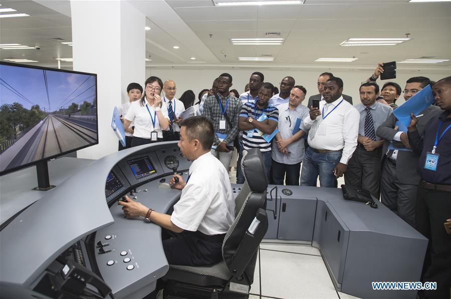 Staff members present a simulation of high-speed train driving for foreigners at a training base for high-speed railway staff in Wuhan, central China\'s Hubei Province, June 12, 2018. Altogether 63 railway executives from 13 countries including Thailand, Sri Lanka and Laos visited the training base Tuesday. (Xinhua/Xiao Yijiu)