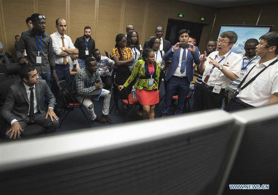 Staff members introduce the dispatching and conducting work for foreigners at a training base for high-speed railway staff in Wuhan, central China\'s Hubei Province, June 12, 2018. Altogether 63 railway executives from 13 countries including Thailand, Sri Lanka and Laos visited the training base Tuesday. (Xinhua/Xiao Yijiu)