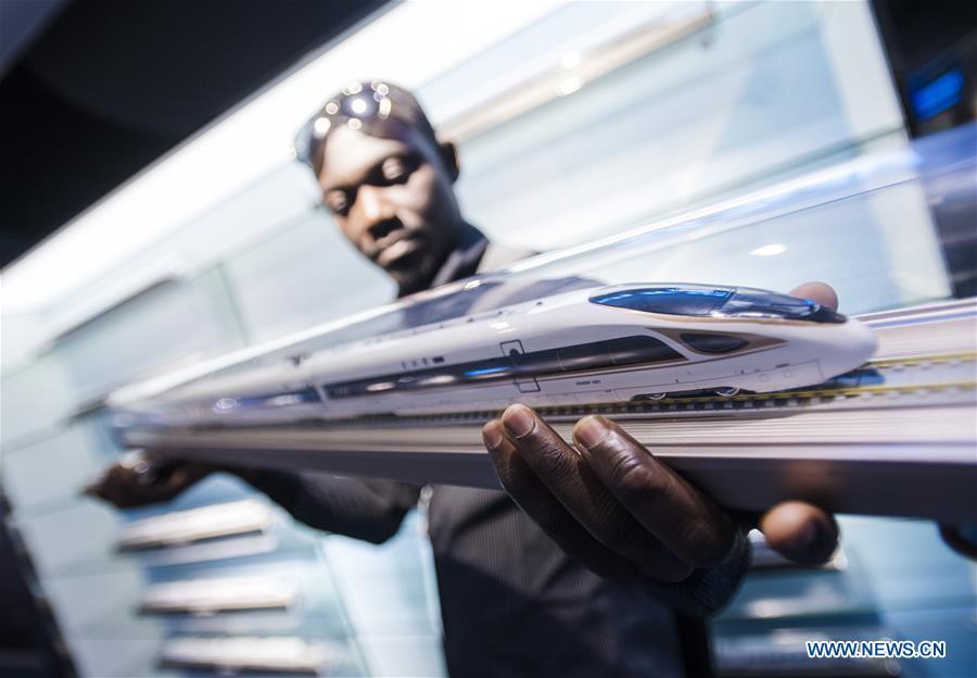 A railway executive from Ghana watches a model of Fuxing bullet train at a training base for high-speed railway staff in Wuhan, central China\'s Hubei Province, June 12, 2018. Altogether 63 railway executives from 13 countries including Thailand, Sri Lanka and Laos visited the training base Tuesday. (Xinhua/Xiao Yijiu)