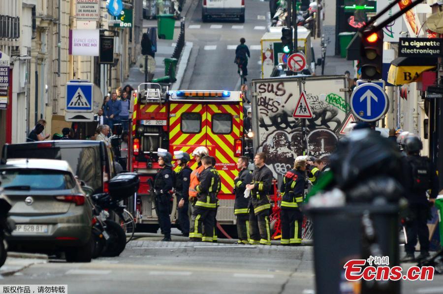 Photo taken on June 12, 2018 shows French police and firemen secure the street as a man has taken people hostage at a business in Paris, France. Police rescued two hostages and arrested a man in central Paris after he demanded to be put in touch with the Iranian Embassy to deliver a message to the French government, authorities said. (Photo: China News Service/Long Jianwu)