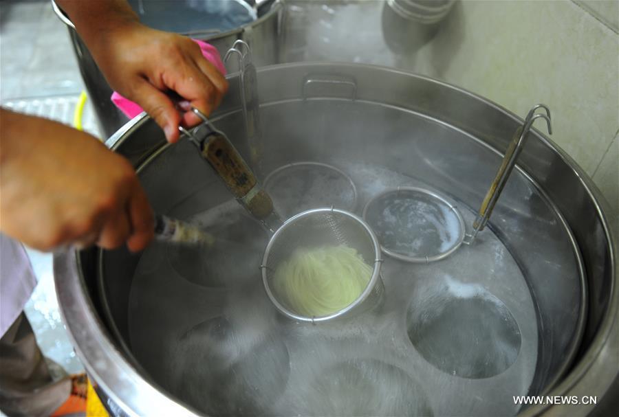 Quan Fujian prepares meals for customers at his restaurant in Yantai City, east China\'s Shandong Province, June 7, 2018. Fushan noodle is a traditional dish which is popular in Shandong Province. The noodle is hand pulled and cooked with various sauces and broths. The making of Fushan noodle was listed as a provincial intangible cultural heritage of Shandong in 2013. (Xinhua/Ren Pengfei)