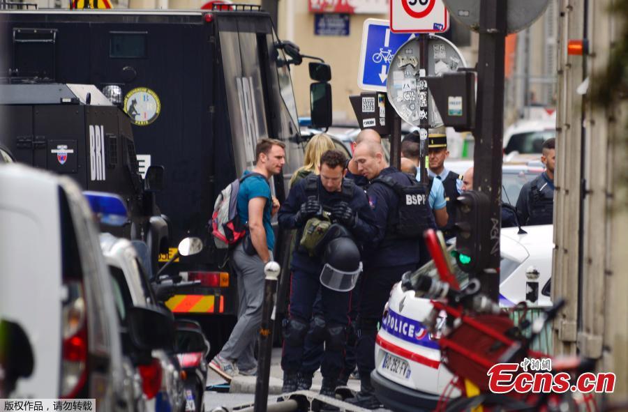Photo taken on June 12, 2018 shows French police and firemen secure the street as a man has taken people hostage at a business in Paris, France. Police rescued two hostages and arrested a man in central Paris after he demanded to be put in touch with the Iranian Embassy to deliver a message to the French government, authorities said. (Photo: China News Service/Long Jianwu)