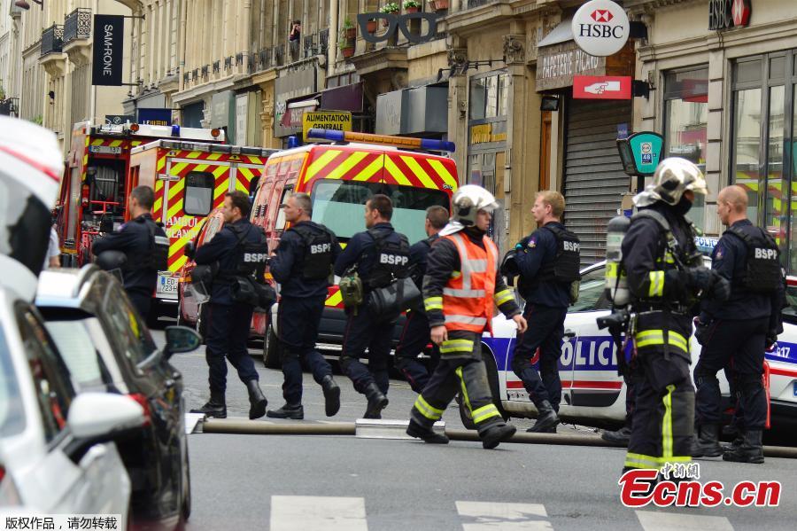 Photo taken on June 12, 2018 shows French police and firemen secure the street as a man has taken people hostage at a business in Paris, France. Police rescued two hostages and arrested a man in central Paris after he demanded to be put in touch with the Iranian Embassy to deliver a message to the French government, authorities said. (Photo: China News Service/Long Jianwu)