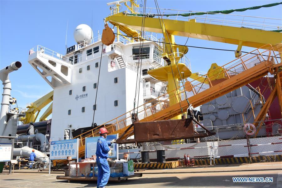 Staff members prepare a sea trial for Tian Kun Hao, a Chinese-built dredging vessel, the largest of its kind in Asia, at a port in Qidong City, east China\'s Jiangsu Province, June 7, 2018. Tian Kun Hao, constructed by Tianjin Dredging Co. Ltd., a subsidiary of China Communication Construction Co., Ltd. (CCCC), finished its first sea trial. The 140-meter-long vessel, with the designed capacity to dredge 6,000 cubic meters per hour, can dig as deep as 35 meters under the sea floor. (Xinhua/Mao Zhenhua)