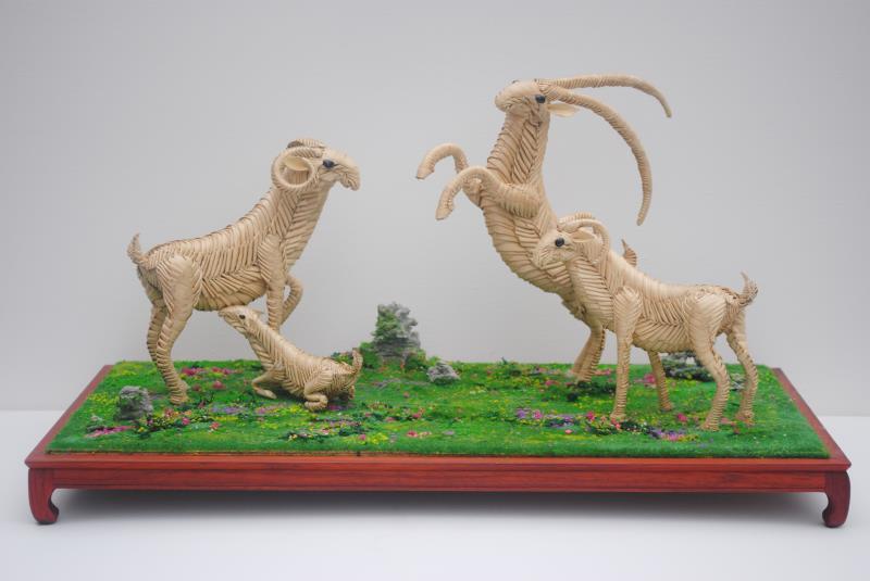 Palm leaves art created by artist Zhou Jialin. [Photo by Song Guoqing/China Daily]
A few palm leaves can be re-shaped into a lifelike grasshopper in just two minutes, if touched by the hands of Zhou Jialin, a handicapped artist who lives in Changsha, Central China\'s Hunan Province.

Zhou, who is audibly impaired, is an intangible cultural heritage inheritor. She has created a miniature animal kingdom with palm leaves, giving life to small geckos, spiders, butterflies, to works that are slightly larger, including horses, peacocks and cranes. A piece of artwork may take a few minutes to several days to complete, depending on the size, but it may take several months for Zhou to transform a concept to reality.