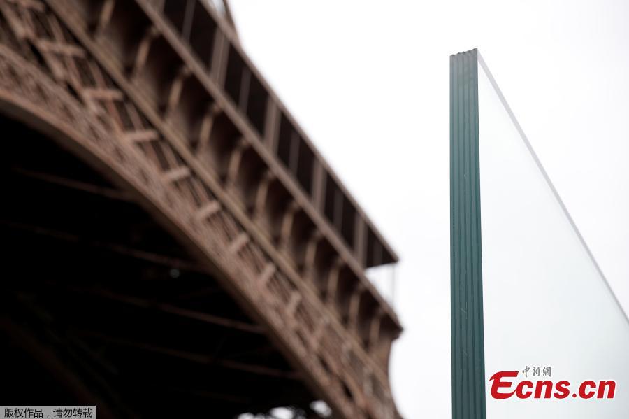 The new glass security fence, that is under construction, is seen around the Eiffel Tower in Paris, France, June 14, 2018. Paris authorities are building a permanent security belt around the Eiffel Tower, replacing the current fencing around it with more visually appealing glass walls. (Photo/Agencies)