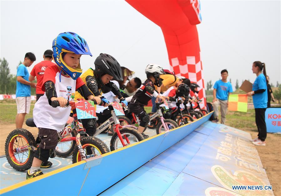 Children take part in a balance bike contest at a park in Gu\'an County, north China\'s Hebei Province, June 16, 2018. More than 300 children from Beijing, Tianjin and Hebei participated in the activity on Saturday. (Xinhua/Men Congshuo)