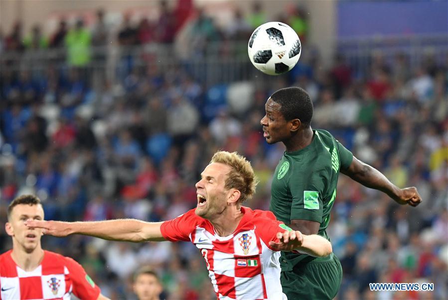 Odion Ighalo (R) of Nigeria vies with Ivan Strinic of Croatia during a group D match between Croatia and Nigeria at the 2018 FIFA World Cup in Kaliningrad, Russia, June 16, 2018. (Xinhua/Liu Dawei)