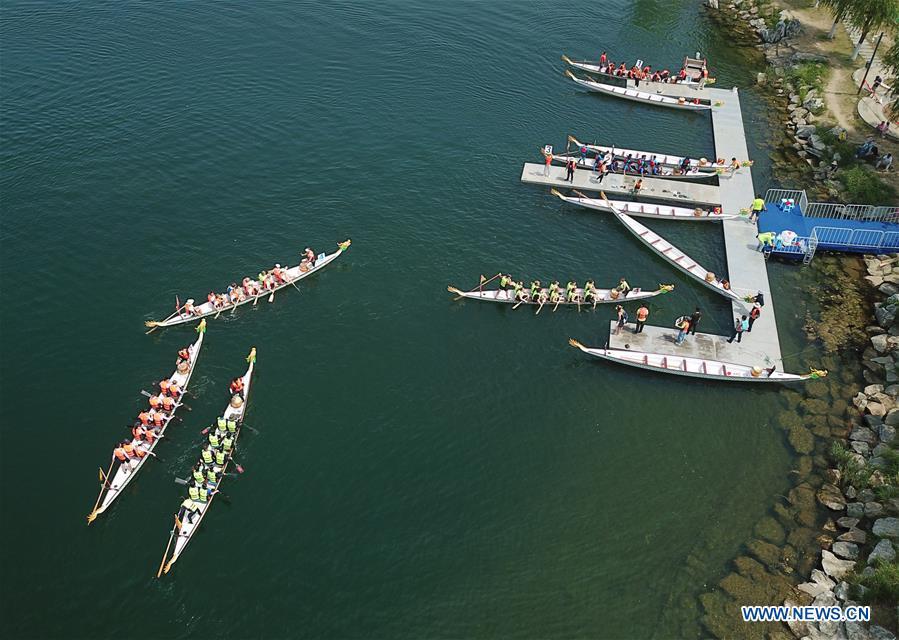 People take part in a dragon boat race in Donghai County of Lianyungang City, east China\'s Jiangsu Province, June 17, 2018. People enjoy their holiday time during the Dragon Boat Festival. (Xinhua/Geng Yuhe)