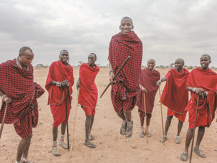 Masai men sing and welcome visitors to a village in the Amboseli National Park. (PHOTO BY XIE SONGXIN/CHINA DAILY)
Arrival
Once at Nairobi airport, the road trip of 16 kilometers will lead tourists to the city center, offering glimpses of life in the countryside as well as the urban hustle and bustle.
After checking into a hotel, one can choose from a host of tour options such as viewing giraffes or visiting an elephant orphanage located near Nairobi National Park and managed by Daphne Sheldrick, the widow of the well-known game warden David Sheldrick.
An entry ticket to the haven for elephants rescued from parks and reserves is 35 yuan ($5) per person.
Eating authentic Kenyan food for dinner while being entertained by traditional dancers might be a relaxing way to end the first day.
The Nairobi Gallery - in the heart of the city and housed in an old government building - is available for those with a taste for art. Locals used to refer to the building, constructed in 1913, as the place for \