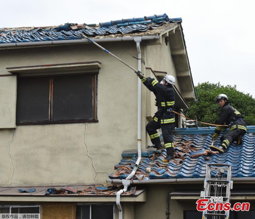 Firefighters check a house damaged by an earthquake in Ibaraki City, north of Osaka prefecture on June 18, 2018. A magnitude 6.1 earthquake shook Osaka, Japan’s second-biggest metropolis, early on Monday, killing three people, halting factory lines in an industrial area and bursting water mains, government and company officials said. (Photo/Agencies)