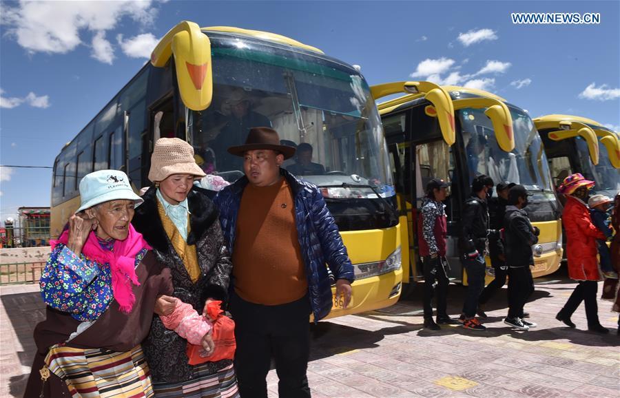 Villagers who have moved from Nyima County of Nagqu during a relocation program with environmental purposes head for their new settlement in Lhasa, southwest China\'s Tibet Autonomous Region, June 18, 2018. A total of 1,102 residents have been relocated to a new settlement in Lhasa to make their old neighbourhoods accessible to wild animals in the Qiangtang National Nature Reserve. Completed on Monday, the relocation marked the first such program carried out for the sake of environmental protection in areas at high altitudes in Tibet Autonomous Region. (Xinhua/Chogo)