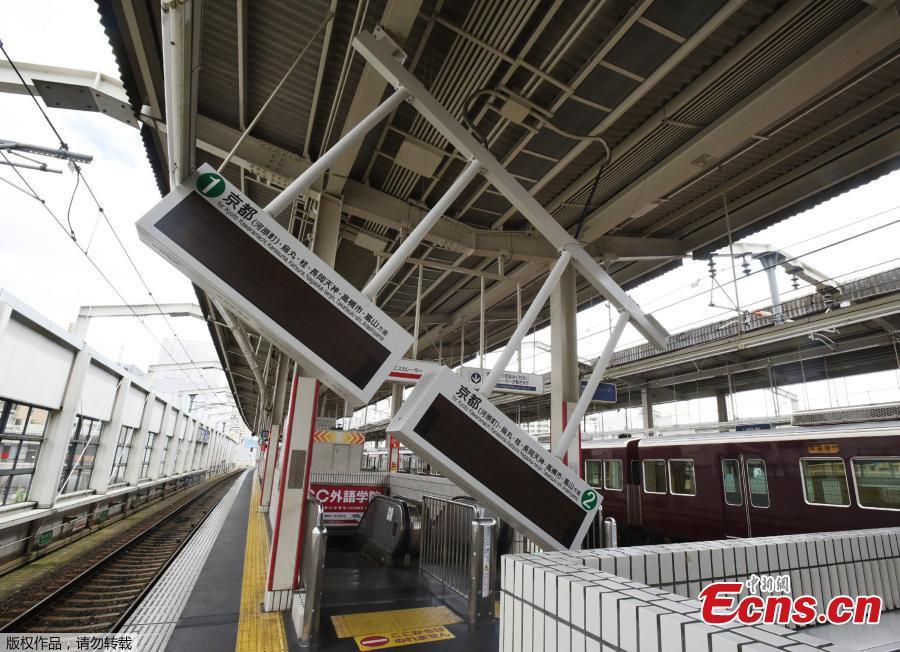 Train guide electric boards tilt following an earthquake at Ibaraki-shi Station in Ibaraki City, north of Osaka prefecture on June 18, 2018. A magnitude 6.1 earthquake shook Osaka, Japan’s second-biggest metropolis, early on Monday, killing three people, halting factory lines in an industrial area and bursting water mains, government and company officials said. (Photo/Agencies)