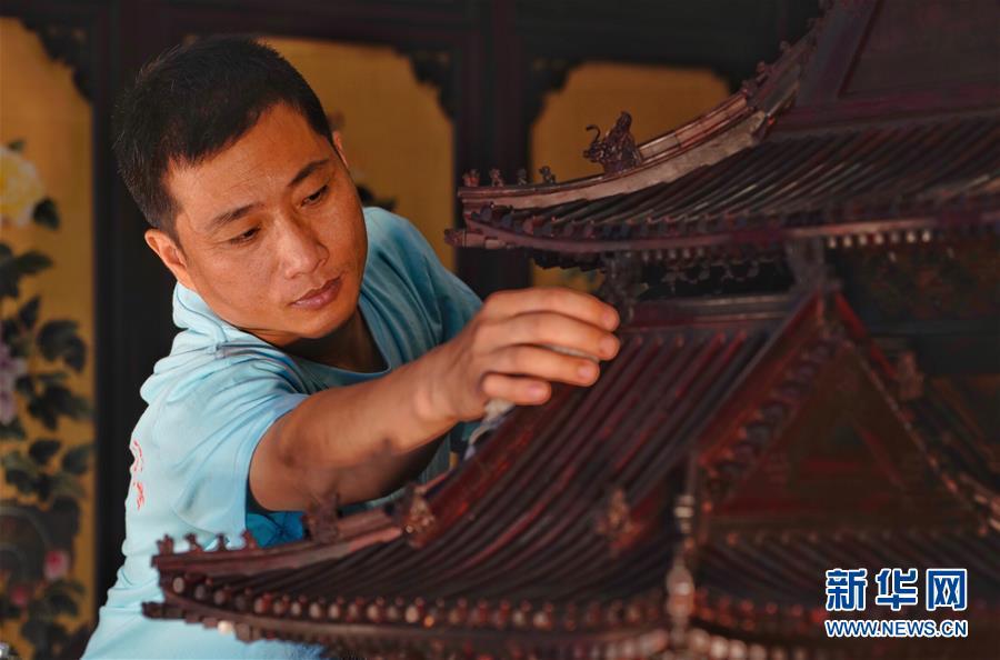 The photo taken on Monday, June 18, 2018 shows a miniature rosewood model of the turret of the Place Museum, more commonly known as the Forbidden City. The model was handcrafted by a Hebei-based team led by folk craftsmen Li Changjiu. (Photo/Xinhua)