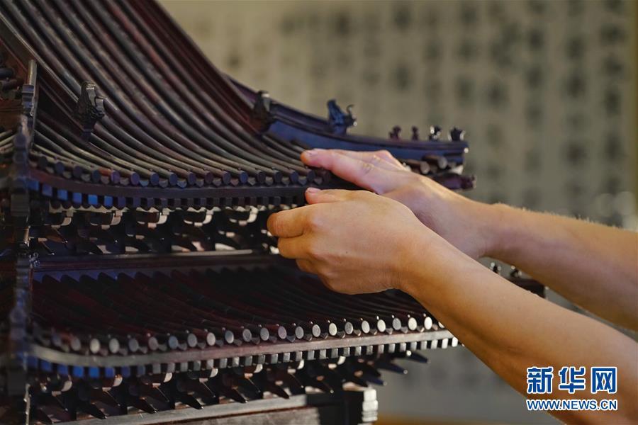 The photo taken on Monday, June 18, 2018 shows a miniature rosewood model of the turret of the Place Museum, more commonly known as the Forbidden City. The model was handcrafted by a Hebei-based team led by folk craftsmen Li Changjiu. (Photo/Xinhua)