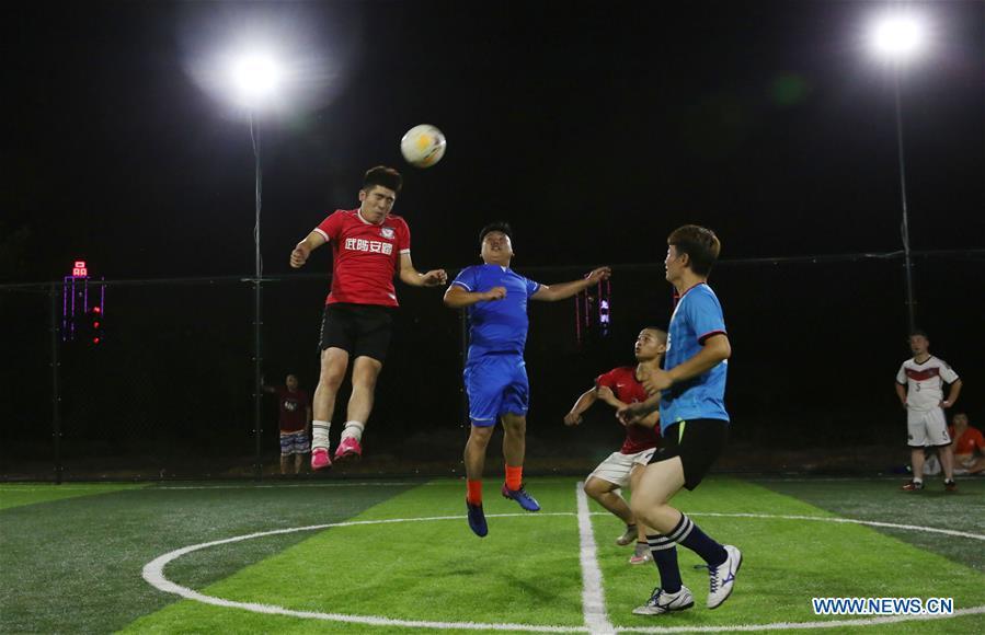 Football fans compete on a field in Wuzhi County of Jiaozuo City, central China\'s Henan Province, June 19, 2018. People enjoyed the fun of playing football as the 2018 FIFA World Cup goes on in Russia. (Xinhua/Feng Xiaomin)