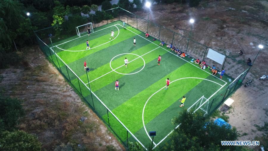Football fans compete on a field in Wuzhi County of Jiaozuo City, central China\'s Henan Province, June 19, 2018. People enjoyed the fun of playing football as the 2018 FIFA World Cup goes on in Russia. (Xinhua/Feng Xiaomin)