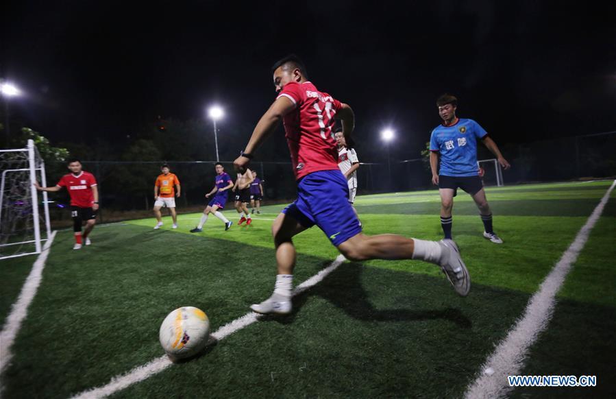 Football fans compete on a field in Wuzhi County of Jiaozuo City, central China\'s Henan Province, June 19, 2018. People enjoy the fun of playing football as the 2018 FIFA World Cup goes on in Russia. (Xinhua/Feng Xiaomin)