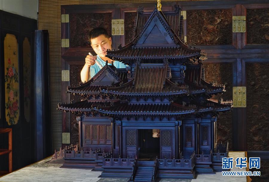 Without using nails or glue to put the model together which is made of tens of thousands of parts, it was formed using traditional joinery techniques. (Photo/Xinhua)