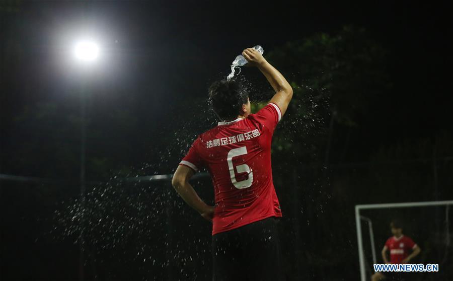 A football fan takes a break on a field in Wuzhi County of Jiaozuo City, central China\'s Henan Province, June 19, 2018. People enjoyed the fun of playing football as the 2018 FIFA World Cup goes on in Russia. (Xinhua/Feng Xiaomin)