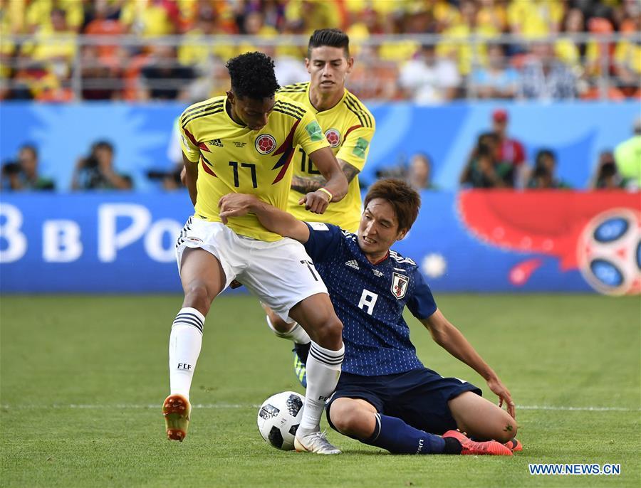 Johan Mojica (L) of Colombia vies with Genki Haraguchi (R) of Japan during a Group H match between Colombia and Japan at the 2018 FIFA World Cup in Saransk, Russia, June 19, 2018. Japan won 2-1. (Xinhua/He Canling)