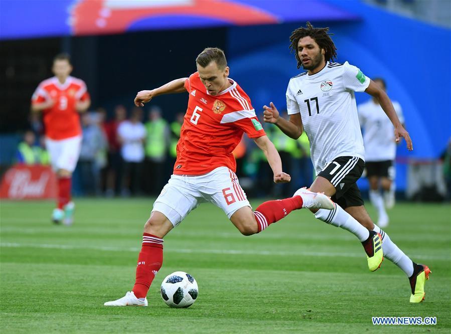 Denis Cheryshev (L) of Russia passes the ball during a Group A match between Russia and Egypt at the 2018 FIFA World Cup in Saint Petersburg, Russia, June 19, 2018. (Xinhua/Li Ga)