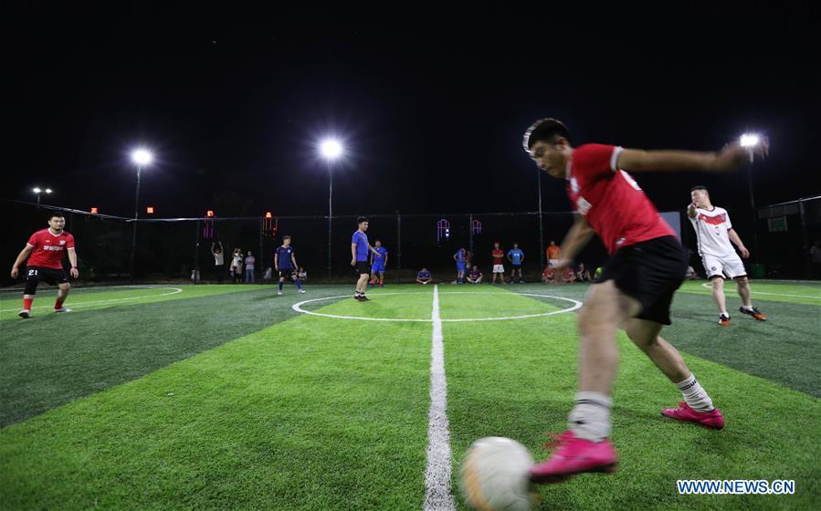 Football fans compete on a field in Wuzhi County of Jiaozuo City, central China\'s Henan Province, June 19, 2018. People enjoyed the fun of playing football as the 2018 FIFA World Cup goes on in Russia. (Xinhua/Feng Xiaomin)
