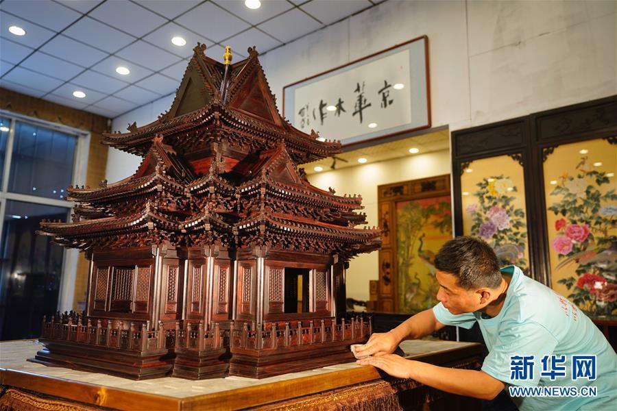 The photo taken on Monday, June 18, 2018 shows a miniature rosewood model of the turret of the Place Museum, more commonly known as the Forbidden City. The model was handcrafted by a Hebei-based team led by folk craftsmen Li Changjiu. (Photo/Xinhua)