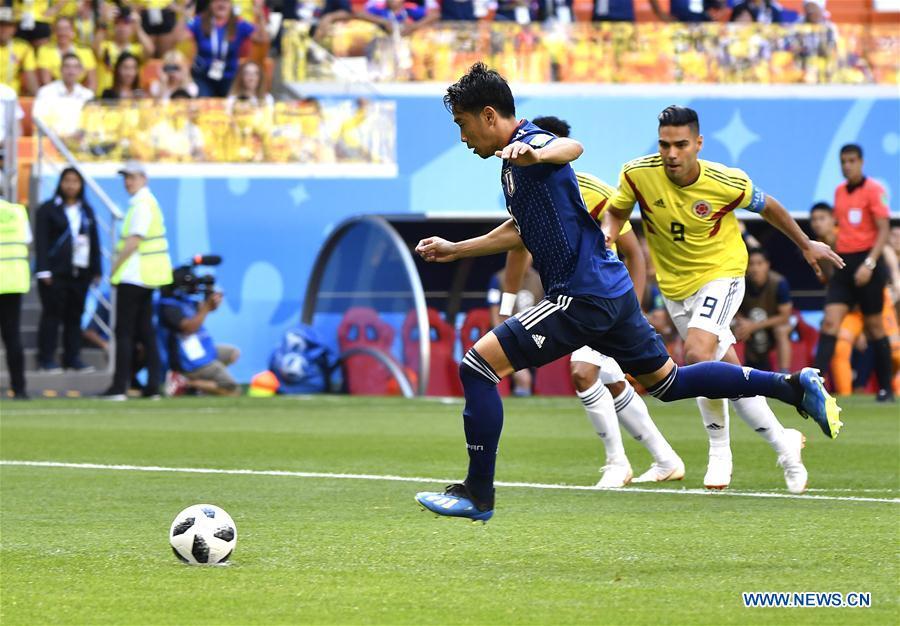 Shinji Kagawa (front) of Japan scores a penalty kick during a Group H match between Colombia and Japan at the 2018 FIFA World Cup in Saransk, Russia, June 19, 2018. (Xinhua/He Canling)