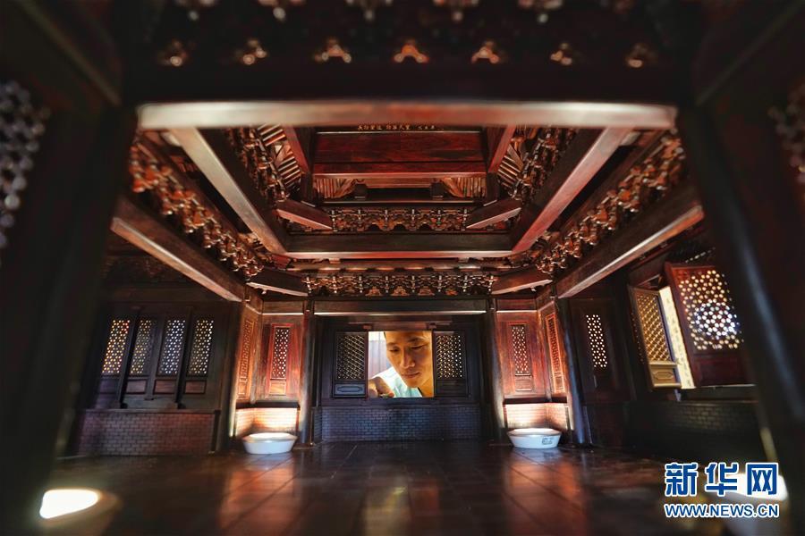 The model is 1/16 the size of the original turret. It took the team of craftsmen more than one year to complete. (Photo/Xinhua)