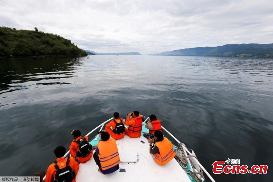 Search and rescue personnel look for missing passengers from Monday\'s ferry accident at Lake Toba in Simalungun, North Sumatra, Indonesia June 20, 2018. The death toll from an Indonesian ferry disaster could top 180, as authorities raised an estimate of the number of people missing two days after the wooden tourist boat sank in Lake Toba on the island of Sumatra. (Photo/Agencies)